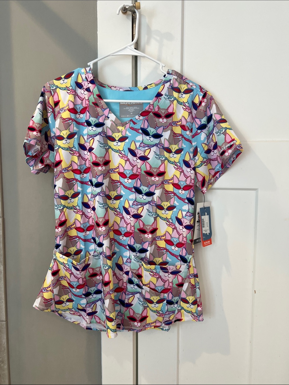Sketchers Cute Cat Print Medical Scrub Top in Multicolor MWT size medium